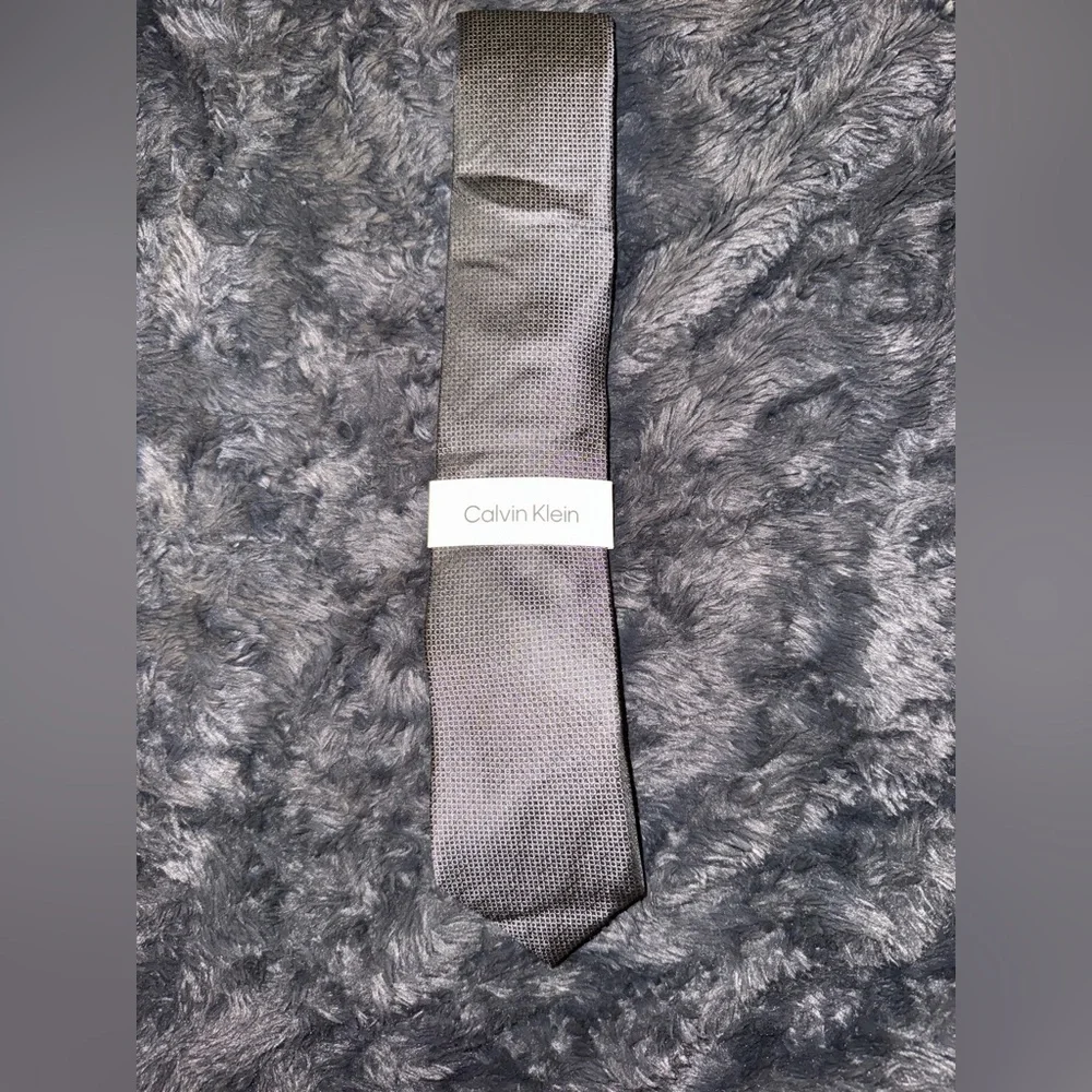 NWT Calvin Klein Gray Men's Tie With Small Circle Pattern